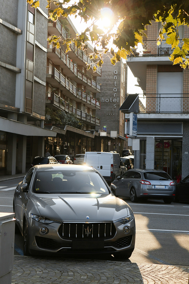 SUV grigio scuro in sosta lungo una strada cittadina
